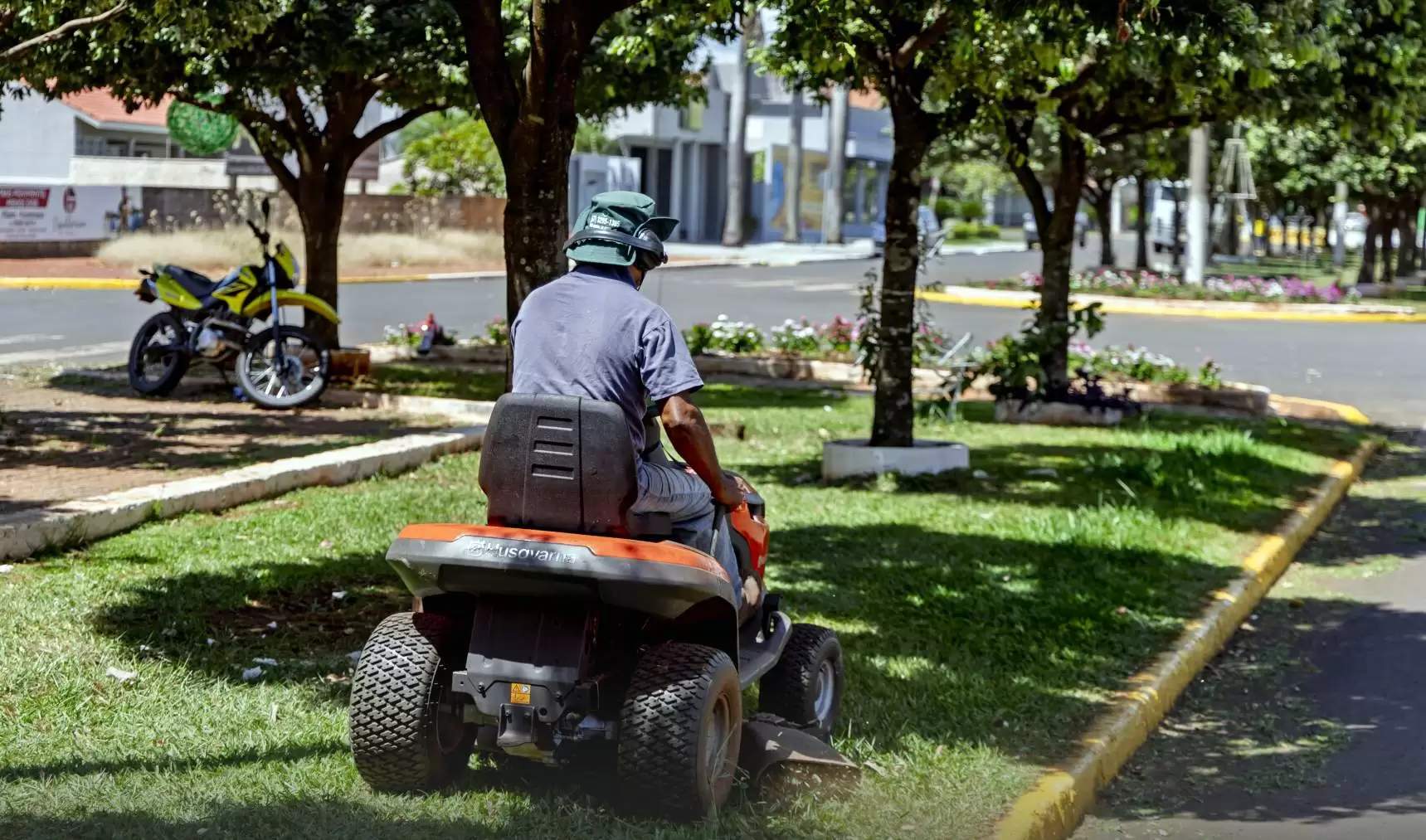 Prefeitura intensifica frentes de limpeza urbana e manutenção viária em São Gabriel do Oeste
