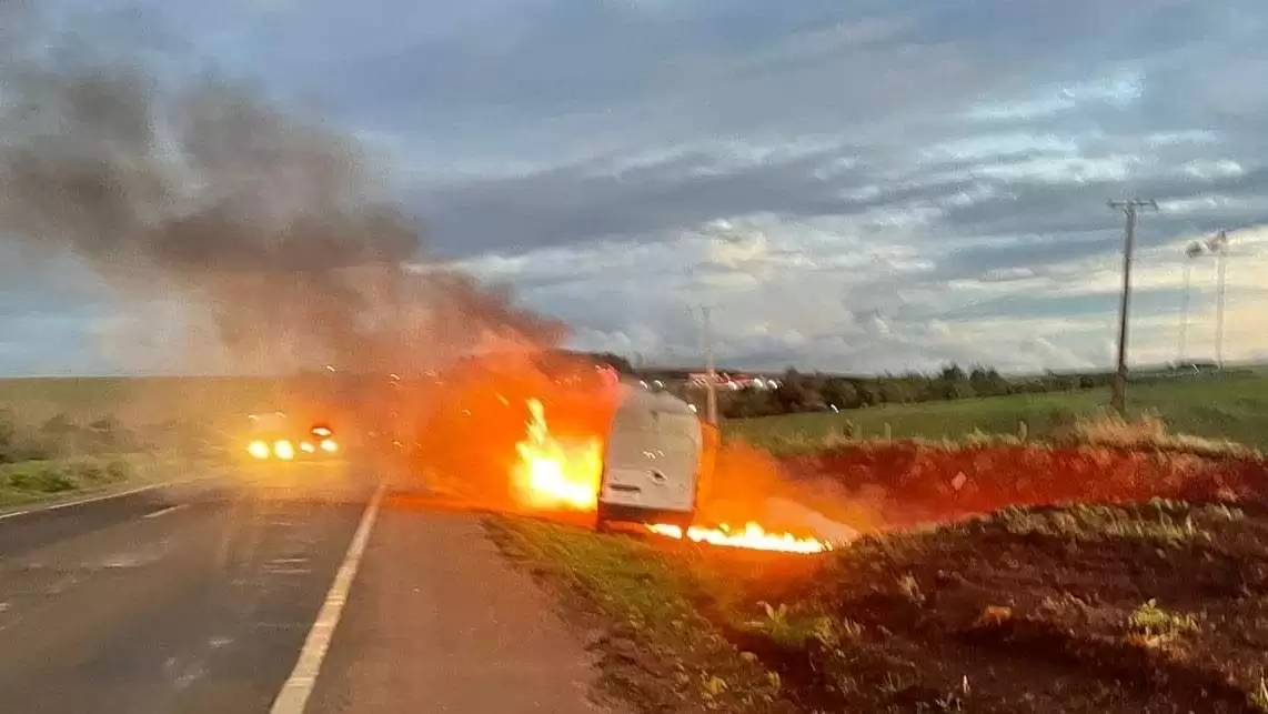 Van fica destruída após bater em carreta e pegar fogo na BR-163 em São Gabriel do Oeste