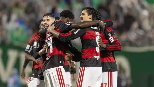 Pedro marca duas vezes, Flamengo goleia a Chapecoense e mantém pressão sobre o líder do Brasileirão