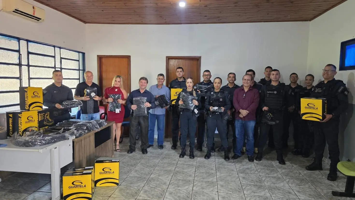 Prefeitura de Coxim entrega novos uniformes para policiais militares do trânsito